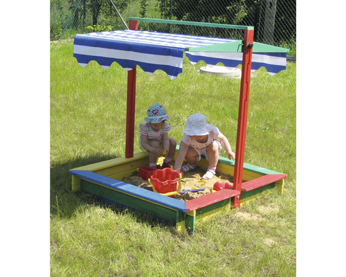 Sandkasten mit Sonnenschutzdach und spielenden Kindern im Garten.