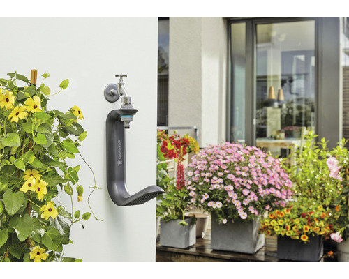 Gardena Wasserzapfsäule am Wasserhahn mit Blumen
