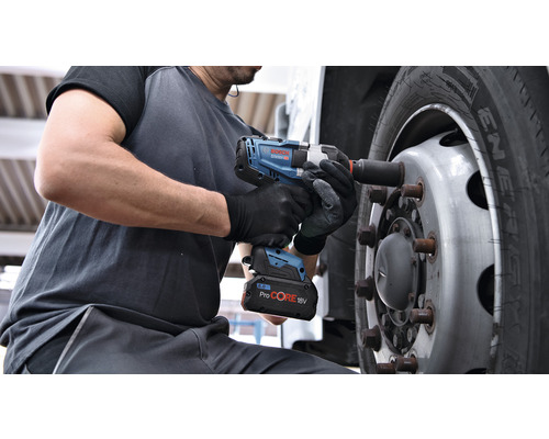 Mechaniker benutzt einen Bosch Akku-Drehschlagschrauber zum Wechseln eines Reifens.