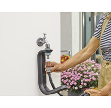 Scène de jardin avec robinet, raccord de tuyau et support de tuyau pour l''irrigation
