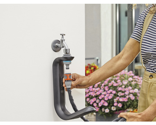 Scène de jardin avec robinet, raccord de tuyau et support de tuyau pour l''irrigation