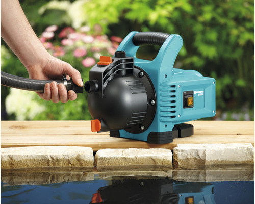 Gardena Gartenpumpe mit angeschlossenem Schlauch am Teichrand