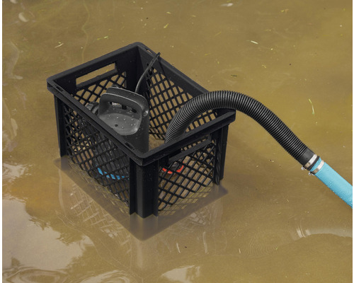 Tauchpumpe in einem Kunststoffbehälter im Wasser