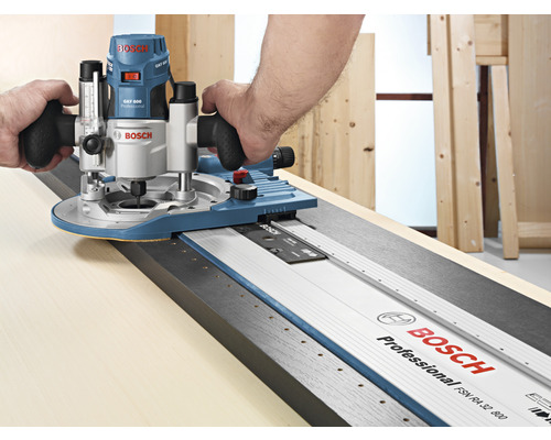 Affleureuse Bosch GKF 600 Professional en utilisation avec un rail de guidage