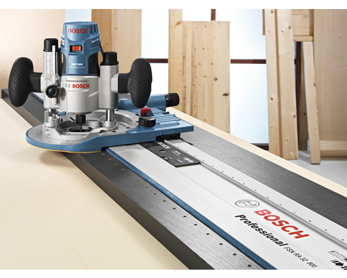 Logo Bosch. Défonceuse avec rail de guidage sur bois.