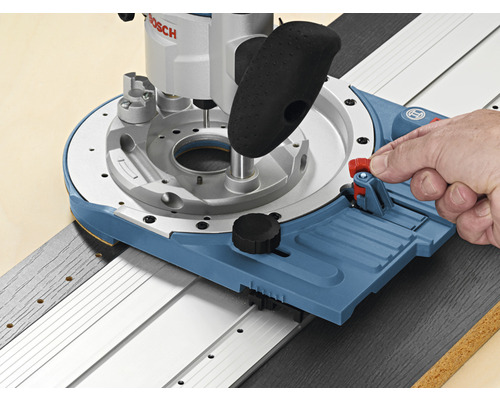 Défonceuse avec rail de guidage en cours d''utilisation.