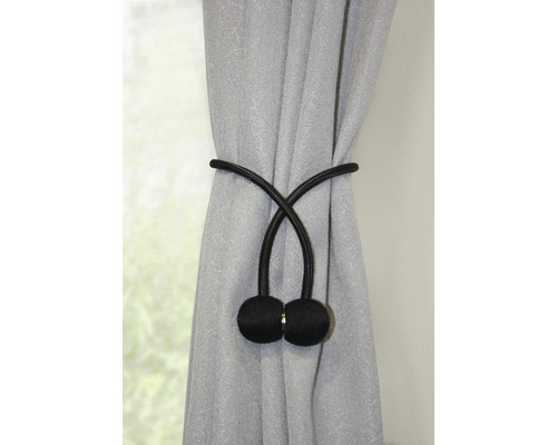 Rideau gris maintenu par un embrasse magnétique noir