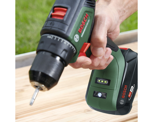 Visseuse sans fil avec foret en utilisation