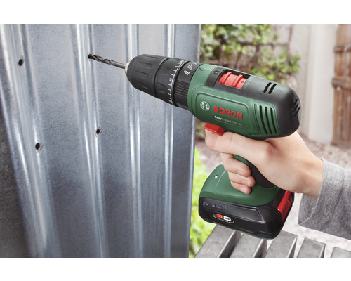 Perceuse-visseuse sans fil perçant une tôle métallique