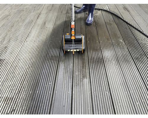 Nettoyage de terrasse avec brosse et bottes en caoutchouc