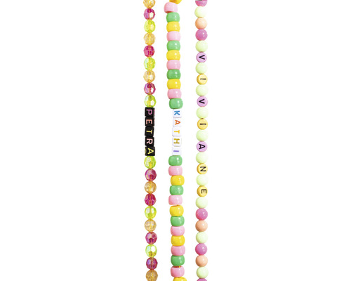 Trois brins avec des perles alphabet colorées qui forment les noms Petra, Kathi et Viviane