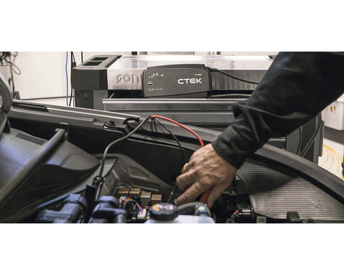 Autobatterieladegerät CTEK im Einsatz im Motorraum