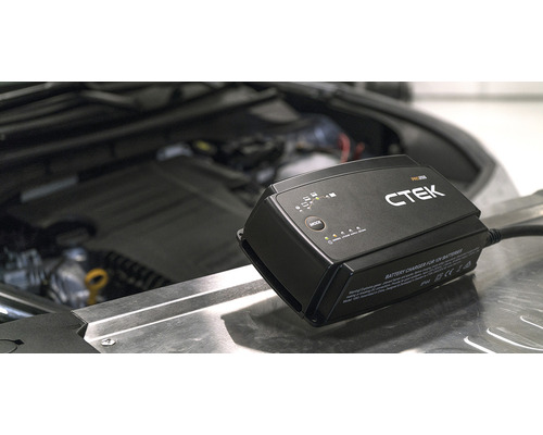 CTEK Batterieladegerät vor einem Motorraum