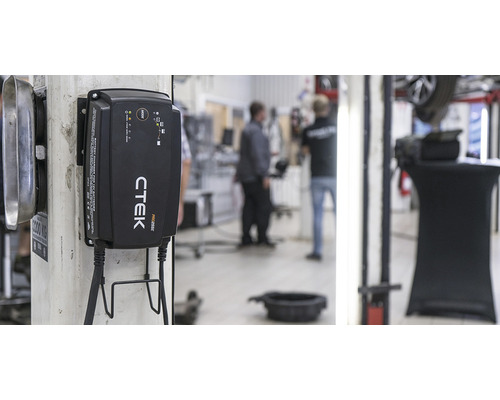 Logo CTEK chargeur de batterie sur un pilier dans un atelier