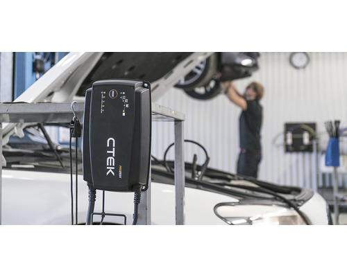 Chargeur de batterie CTEK PRO25SE dans un atelier