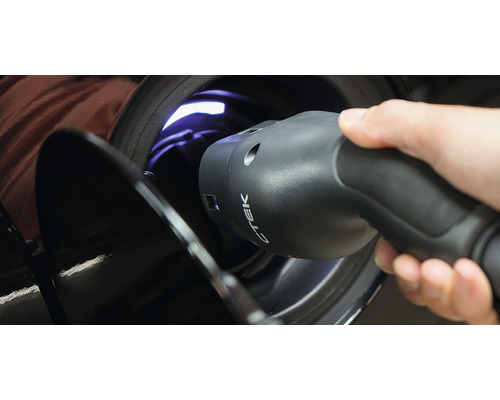Chargeur du logo CTEK branché sur une voiture électrique