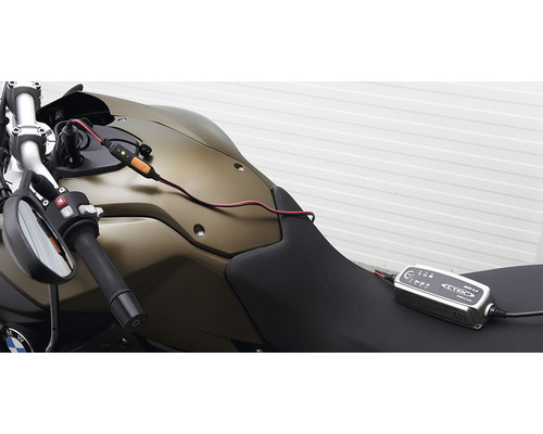 Motorrad mit angeschlossenem Batterieladegerät