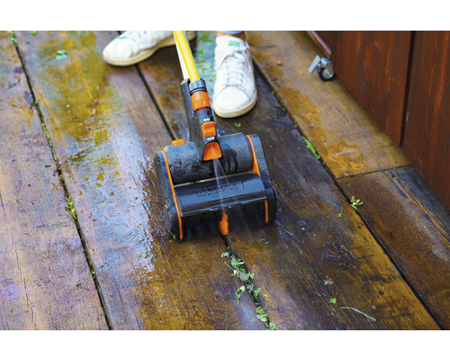 Nettoyeur de terrasse en cours d''utilisation sur une terrasse en bois