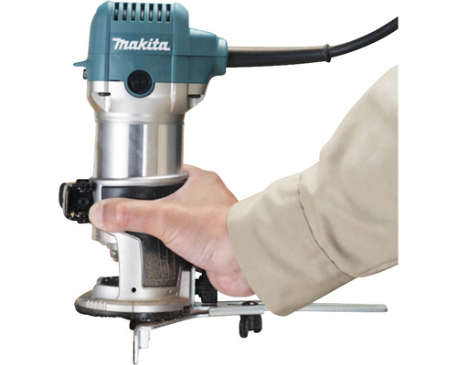 Makita Oberfräse im Einsatz mit Hand
