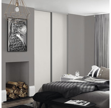 Chambre à coucher avec armoire à portes coulissantes, lit et décoration dans les tons de gris