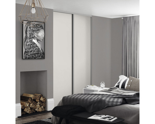 Chambre à coucher avec armoire à portes coulissantes, lit et décoration dans les tons de gris