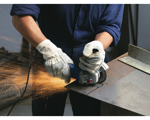 Eine Person benutzt eine Bosch-Flex zum Schneiden von Metall, wobei Funken entstehen.