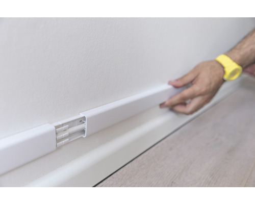 Installation einer Kabelkanalabdeckung an einer Wand