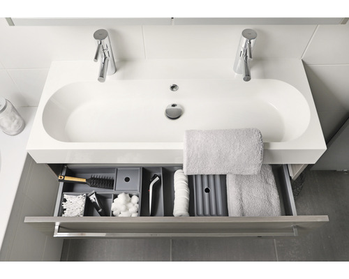 Double vasque avec tiroir ouvert et accessoires de salle de bain