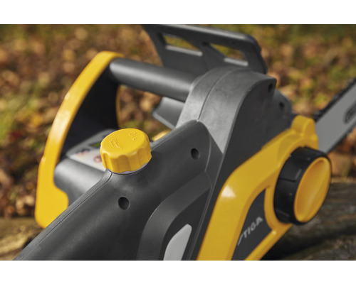 Gros plan d''une tronçonneuse électrique avec bouchon de réservoir d''huile