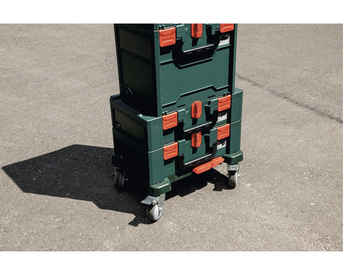 Gestapelte Werkzeugkoffer mit Rollen für den Transport