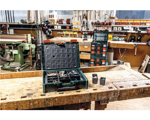 Werkstatt mit Sortimentskoffer, Werkzeugen und Werkbank