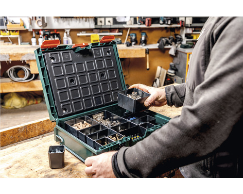 Geöffnete Sortimentskiste mit Einsätzen für Kleinteile