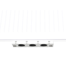 Trois ventilateurs fixés à un plafond