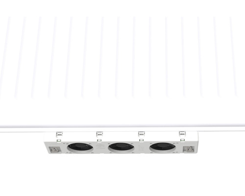 Trois ventilateurs fixés à un plafond