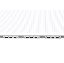 Vue d''un luminaire LED installé sous un toit