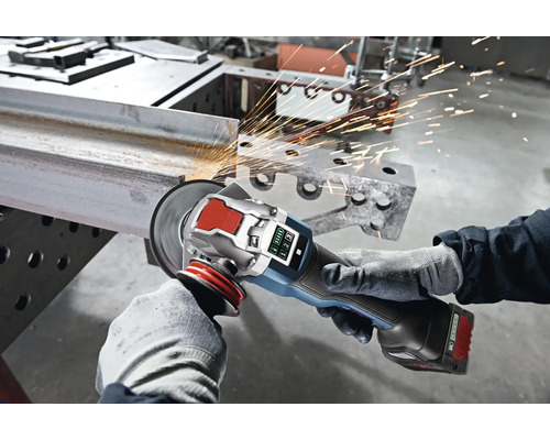 Meuleuse d'angle à batterie en cours d'utilisation pour travailler une pièce métallique avec des étincelles