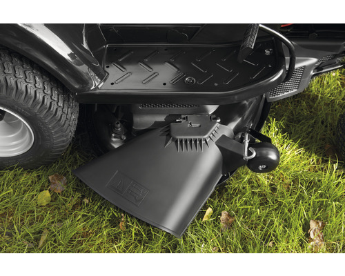 Gros plan d''un tracteur de pelouse avec éjection latérale