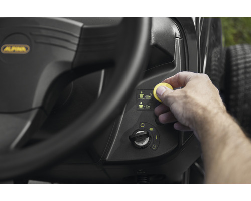 Vue détaillée du panneau de commande d''un tracteur de pelouse avec le logo Alpina