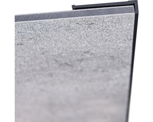 Detailaufnahme einer Paneele mit Steinstruktur