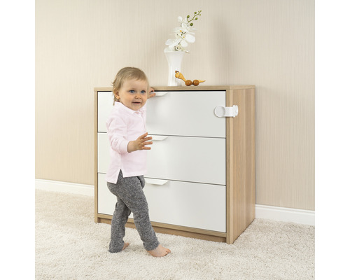 Kommode mit Kindersicherung und Baby im Wohnraum