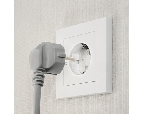 Prise de courant avec fiche branchée dans le mur