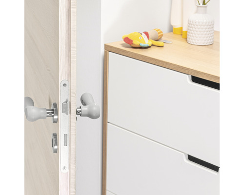 Porte avec protection de poignée dans une chambre d''enfant