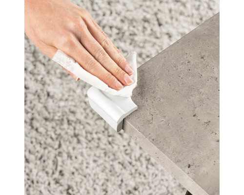 Nettoyage d''un bord de table avec un chiffon humide et protection des bords