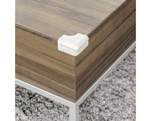 Protection d''angle fixée sur le bord d''une table