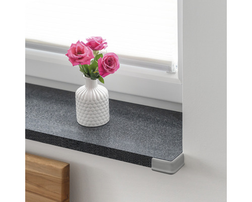 Fensterbank mit Kantenschutz und Blumenvase