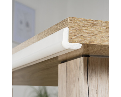 Tischkantenschutz aus Schaumstoff an einer Tischplatte