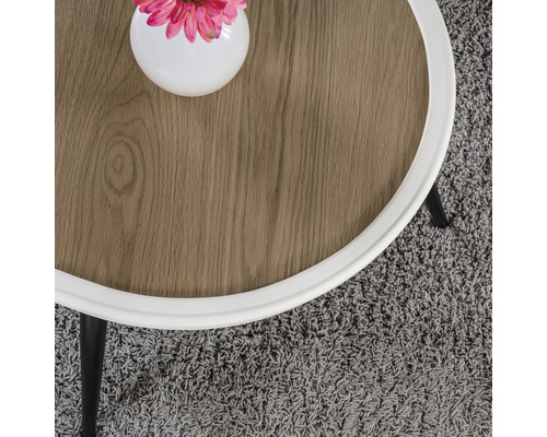 Detailansicht eines Beistelltisches mit Holzplatte und Blumenvase