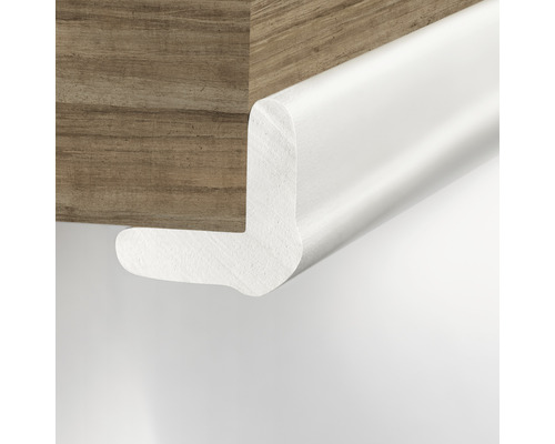 Weisse Sockelleiste aus Kunststoff an einer Wand