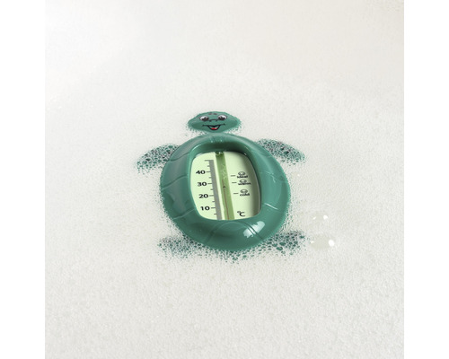 Thermomètre de bain en forme de tortue flottant dans l''eau.