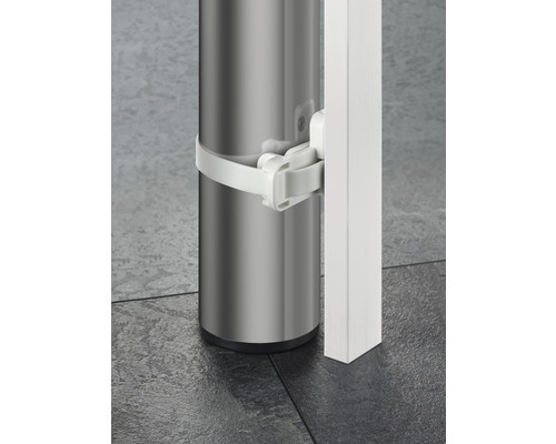 Gros plan d''un arrêt de porte blanc sur un objet rond argenté